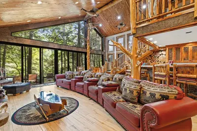 Image de Riverside Luxury: Hot Tub, Fire Pit & Fishing Dock! Game Room, Fireplace!