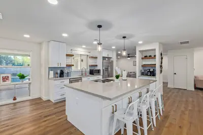 Image de Charming 4-bedroom house in enchanting Scottsdale with ping pong & swimming pool