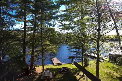 Image de Larch Lakehouse Waterfront! - w\/ dock & firepit -. 5 miles to town Sleeps 7