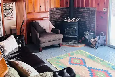 Image de Cabin Sweet Cabin, near the lake - pet friendly!
