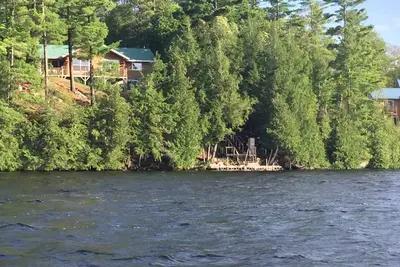 Image de Charming 3-bedroom cottage/home overlooking Big Gull Lake in Central Frontenac