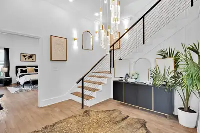 Image de 5 Star Large House • Hot Tub • Fire Pit • Near Airport, Stadium & Downtown