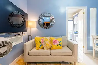 Image de Chic 1br Condo with Pool Near Airport -2 to 7 guest