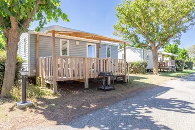 Image de Mobilhome 'Mobilhome 4-6 Personnes' avec piscine partagée, terrasse privée et climatisation