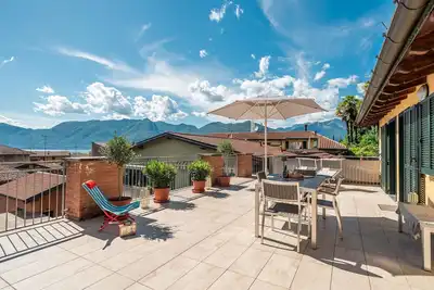 Image de Appartement \"Central Penthouse Luino\" avec vue sur le lac, terrasse privée et Wi-Fi