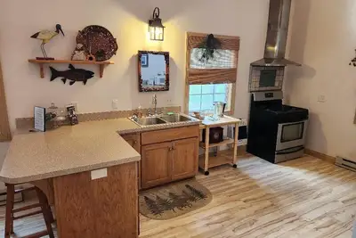 Image de Beautiful Lodge Themed Cottage in the Peaceful Garden Landscaped woods.