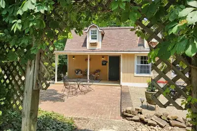 Image de Cozy cottage overlooking a beautiful lake & landscaped gardens