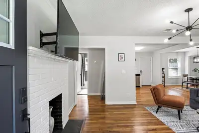 Image de Cozy & Secluded, 10 Min to Airport, 20 Min to Downtown, Self Checkin