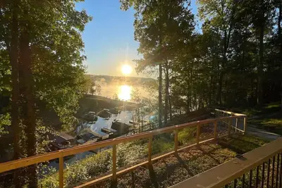 Image de Luxury lake nest, private docks, hot tub, game and kid room, year round Lakeview