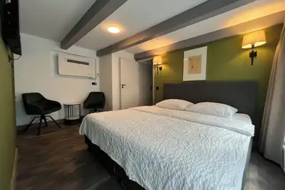 Image de Room/private bathroom in centre