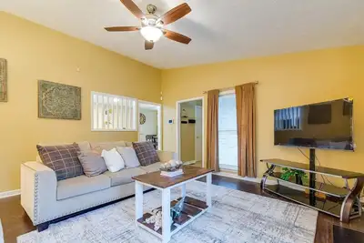 Image de Bright Fayetteville Vacation Home w/ Fireplace!