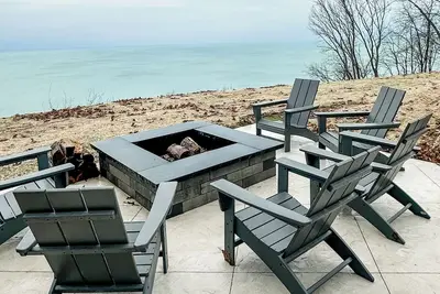 Image de Updated Lake House w/Private Beach, Sunset Views, Hot Tub, Fire Pit & Theater