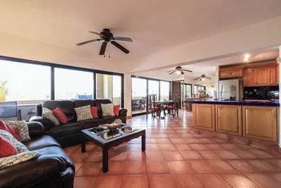 Image de Vacation in this Exquisite Spacious 2-bedroom condominium!
