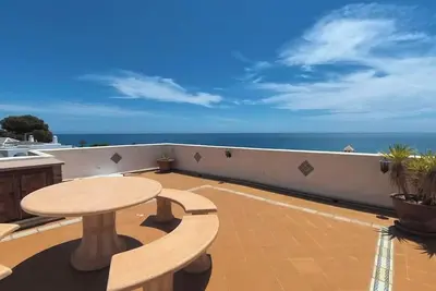 Image de Sea View from all rooms 250m to Beach Restaurants & Bars.