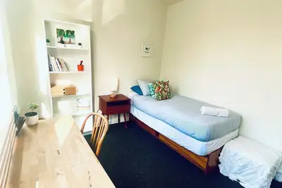 Image de Beautiful 2-bedroom apartment in leafy neighbourhood next to Melbourne Uni