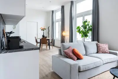 Image de L'appartement dispose de deux chambres luxueusement aménagées.