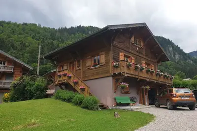 Image de Chalet spacieux avec garage privé, animaux acceptés, terrasse et jardin, idéal pour familles!