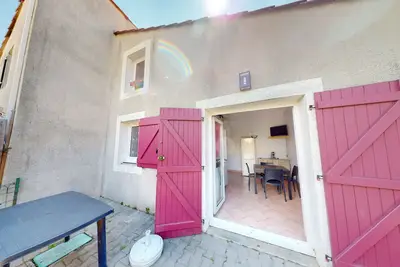 Image de Charmante Maison avec Piscine, Tennis et Terrasse Privative - 4 Couchages, 10 min Plage