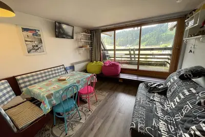 Image de Studio confortable avec balcon plein sud, à côté des pistes et commerces
