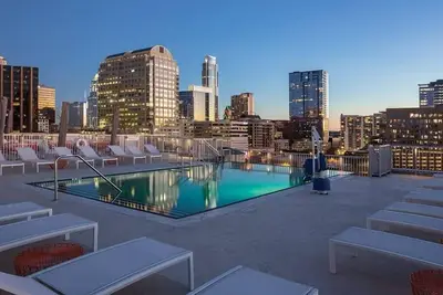 Image de 1br Deluxe Unit Rooftop Pool Austin Skyline Views!