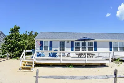Image de Updated Beach House sleeping 6, steps to the beach!