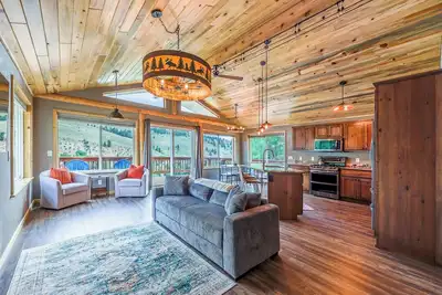 Image de New Listing! Newly Remodeled, Stunning Views, Deck, Walk to Downtown Creede