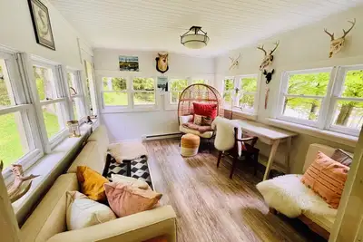 Image de Charming 3-bedroom ranch in lovely Lake Placid near rail trail with Hot Tub