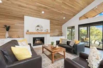Image de 180 degree view of Canyon Lake! Upscale luxury awaits!