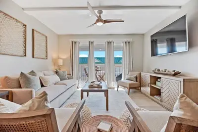 Image de Steps to the Beach and Restaurants! Balcony Ocean View, Pool & Pickleball!