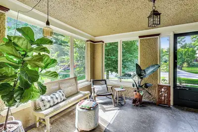 Image de 4-bedroom townhome in Frank Lloyd Wright District-Free Parking, Patio, Yard