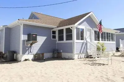 Image de Hen5 | Beachside 4br 1ba cottage in the sand, 4 badges to beach! Street Parking
