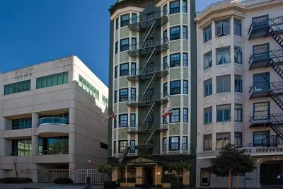 Image de 1br Condo Performing Arts Venues Galore!