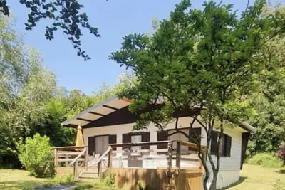 Image de Un chalet loin des regards et proche des attractions comme les Grottes de Han. .