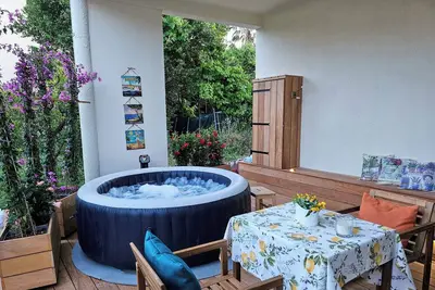 Image de Studio  dans la maison avec terasse et jacuzzi  privatif  près de la plage