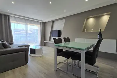 Image de La cité d'Or, T3 72m² hyper centre ville, 140m plages, lit bébé et jouets.