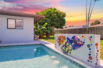 Image de Island Vibes Beach House~ 4 min. Walk 2 Beach • Pool • King Beds