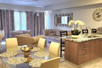 Image de Welcome to my Luxury Condo with 24/7 security, my home away from home.