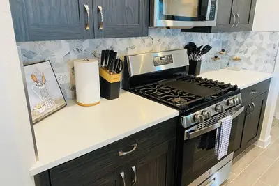 Image de 4b brand new house at the center of Hutto.