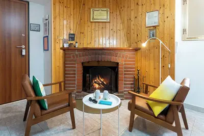 Image de Cozy apartment with fireplace.