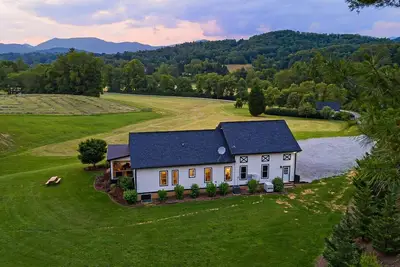 Image de Quaint Home on Horse Farm, Gorgeous Views!