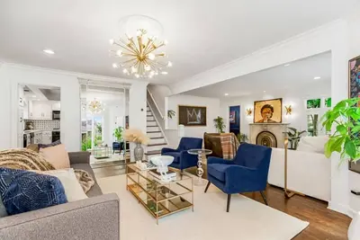 Image de Luxury Tudor w/ 3 Kings, Deck, Yard & Playroom; 5min to Plaza