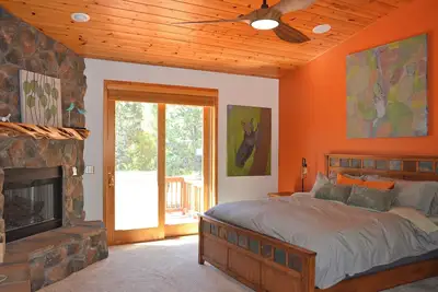 Image de Luxury retreat in Torreon, King beds, huge covered deck and Ev charger\n\n\n