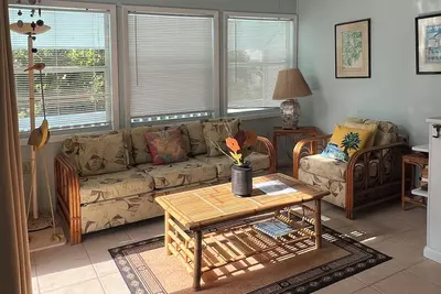 Sealofts #18: Cozy 2-bed loft-style condo on the water with WiFi, pool and Ac