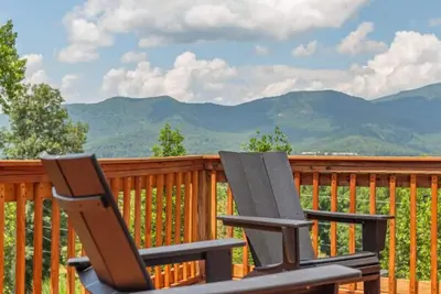 Image de Bowtie Mountain View Home~ Asheville * Hot tub * Black Mountain