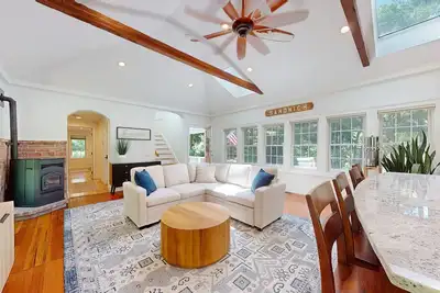 Image de Charming renovated home with yard, Ac, W/D, & convenient location