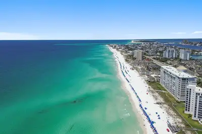 Image de Spacious townhome, private beach access