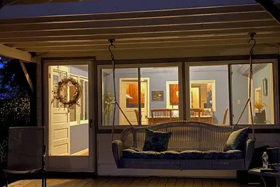 Image de Adorable Chautauqua Lakefront cottage with private dock & kayaks.