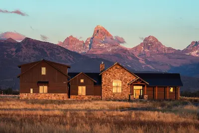 Image de Grand Teton Painted Pony House w\/Hot Tub Ac and Heated Garage