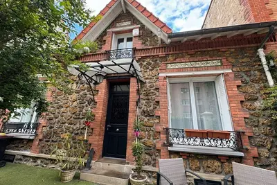 Image de Maison meulière confort collé à Paris métro bus