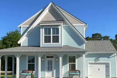 Image de Cute Cottage Awaits You! First Floor Primary Bedroom